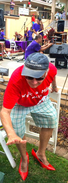 Blogger steadies himself on recently acquired bad leg. 