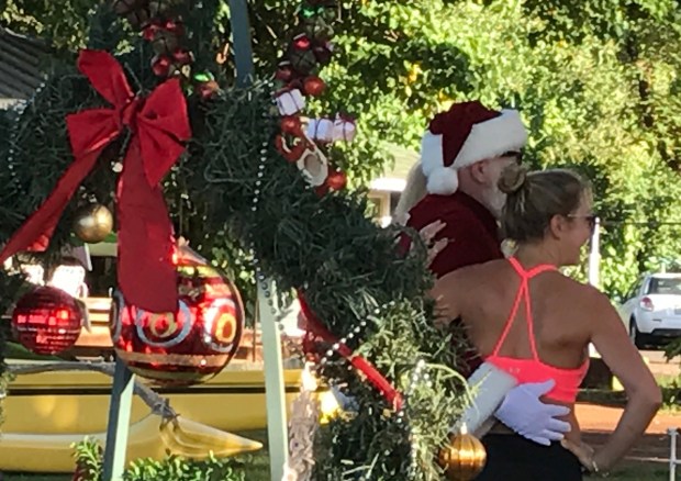 santa-ladieson-crhistmas-1